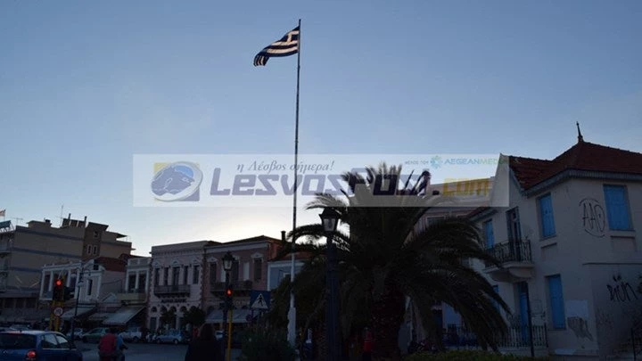 Πατριωτικό ξέσπασμα στη Λέσβο με την ανάκρουση του εθνικού ύμνου – Σπεύδουν 17 διμοιρίες ΜΑΤ για Τσίπρα και μετανάστες
